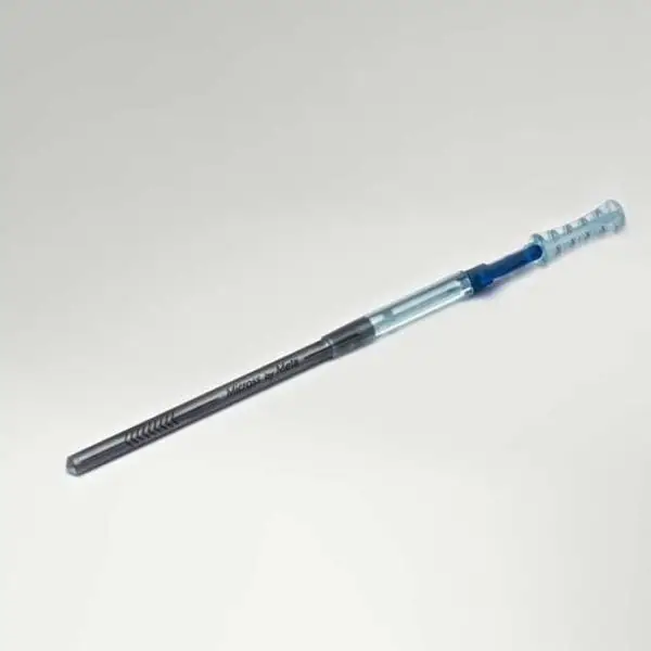 Knochensammler für die Gewinnung von autologem Knochen (kortikal oder spongiös), für die mikroinvasive und gewebeschonende Tunneltechnik. Gewinnt locker ineinander gewickelte Knochenspäne, die im Instrument steril aufgenommen werden. Steriles Einmalprodukt.